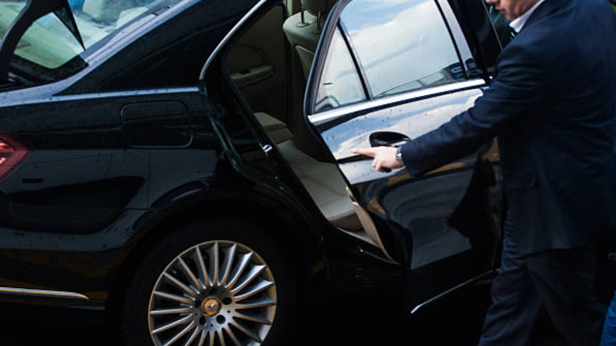 Luxury black car service shuttle from Colorado Springs to Red Rocks Amphitheater